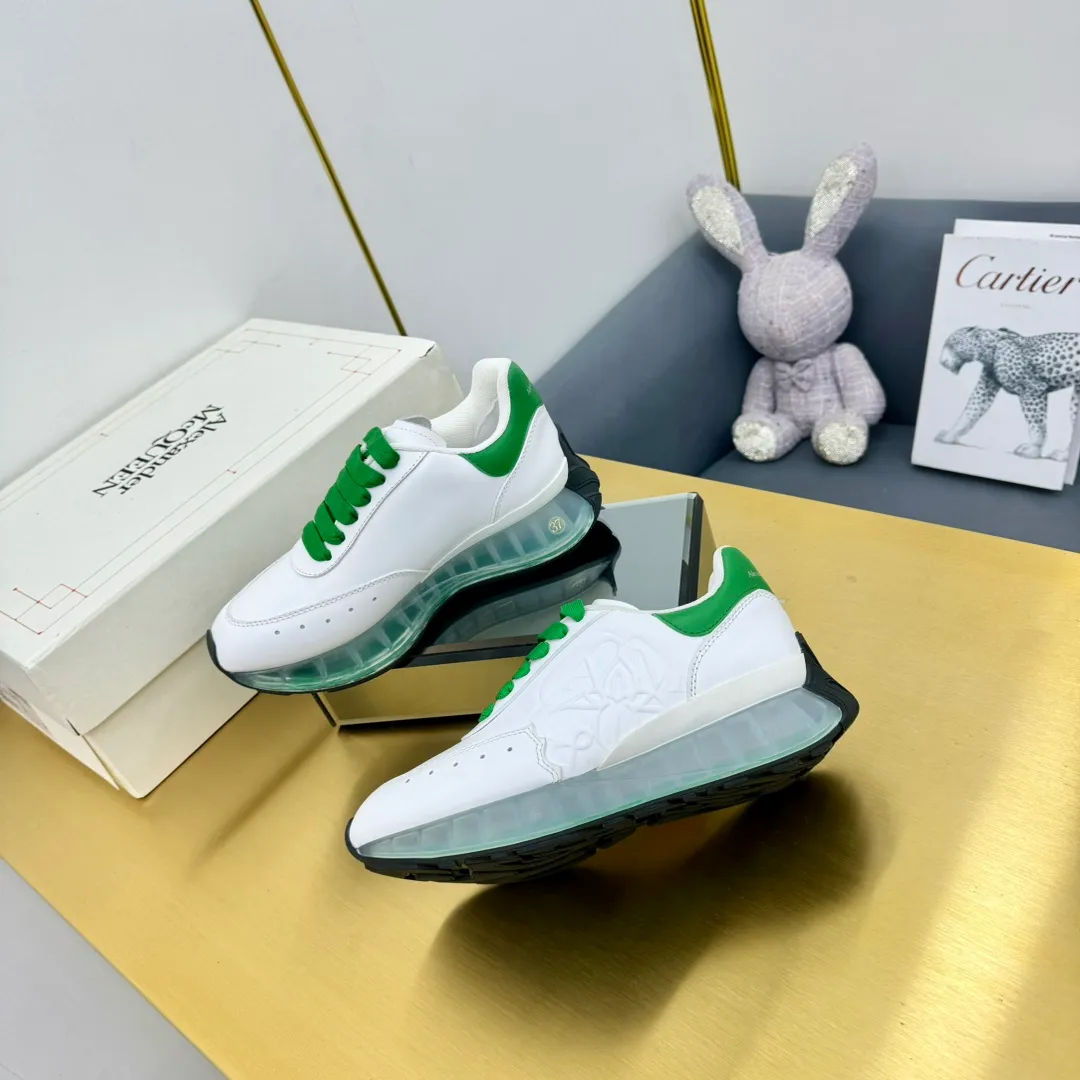 👟👟Ex-factory price 680👟👟 Top version of air cushion bottom, couple size 35-44 🔥ALEXANDER MCQUEEN/Alexander McQueen 2024 new Sprint sports running dad shoes top version Sprint Runner uses white imported environmentally friendly leather splicing and printed concave and convex font technology for the upper and outline Seal logo. Alexander McQueen LUGO logo on the heel and tongue with Alexander McQueen signature. The sneakers feature an oversized runner's sole, which makes running comfortable and convenient. Fabric: Calfskin and cloth Lining: Mesh and sheepskin lining Filled heel non-slip and wear-resistant back cover Foot: Imported PoLo injection molded sheepskin foot Outsole: Air cushion Standard size 35-44 Female size 35-39 Male size 40-44